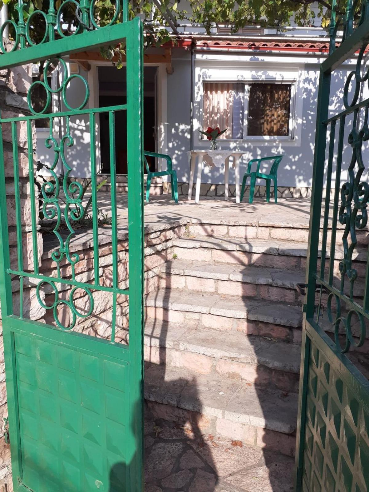 Coral Guesthouse סרנדה מראה חיצוני תמונה